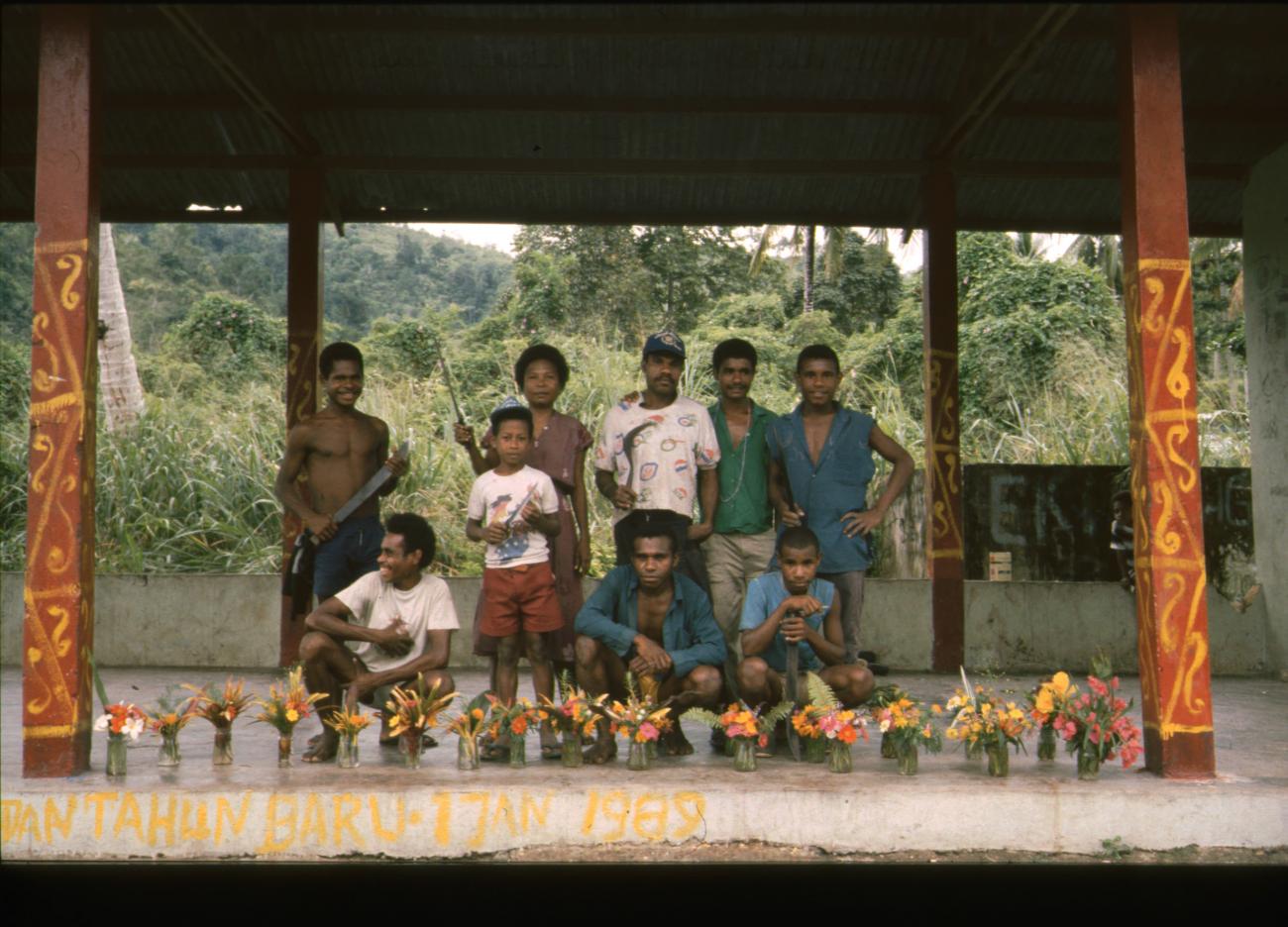 BD/166/368 - 
Papuas en vaasjes met bloemen
