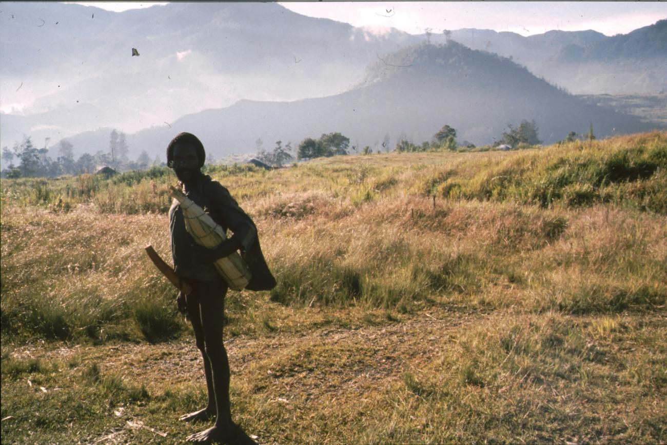BD/166/371 - 
Papua man carrying a leaf parcel under his arm
