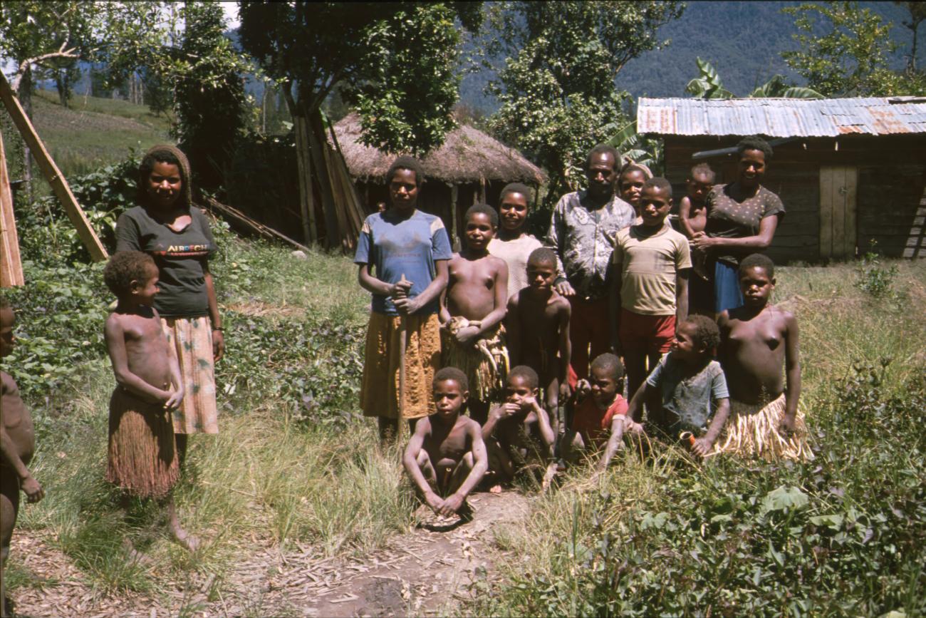 BD/166/372 - 
Groepje papuas voor hun huis
