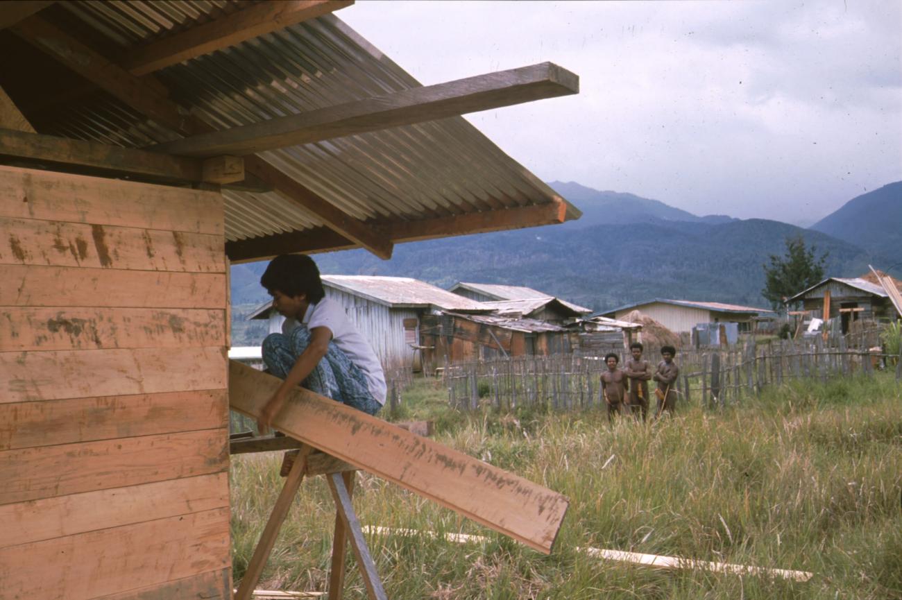 BD/166/40 - 
Indonesische man bouwt aan huis
