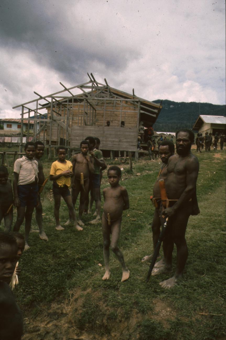 BD/166/42 - 
Group of men in front of an house under construction
