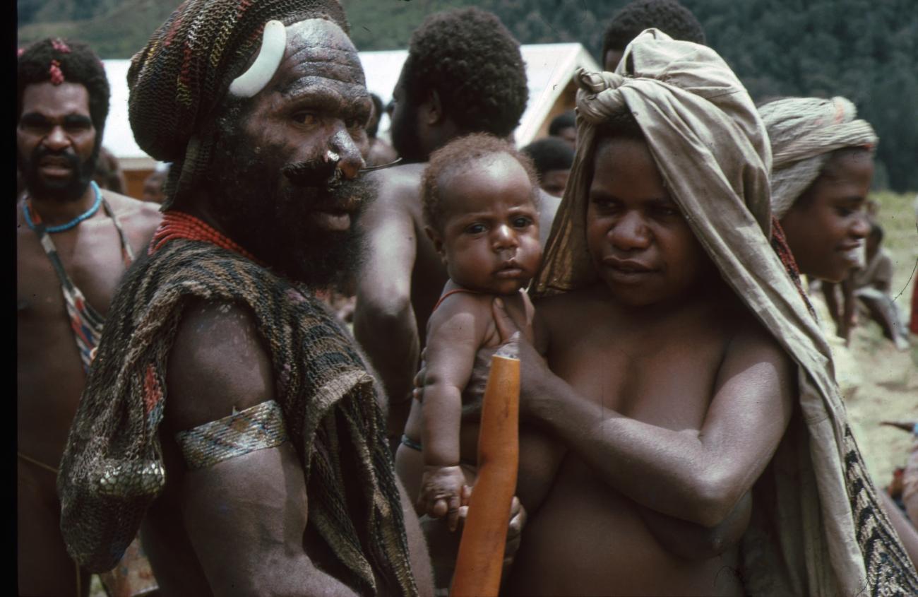 BD/166/50 - 
Papuaman en vrouw in traditionele kledij met baby op de arm
