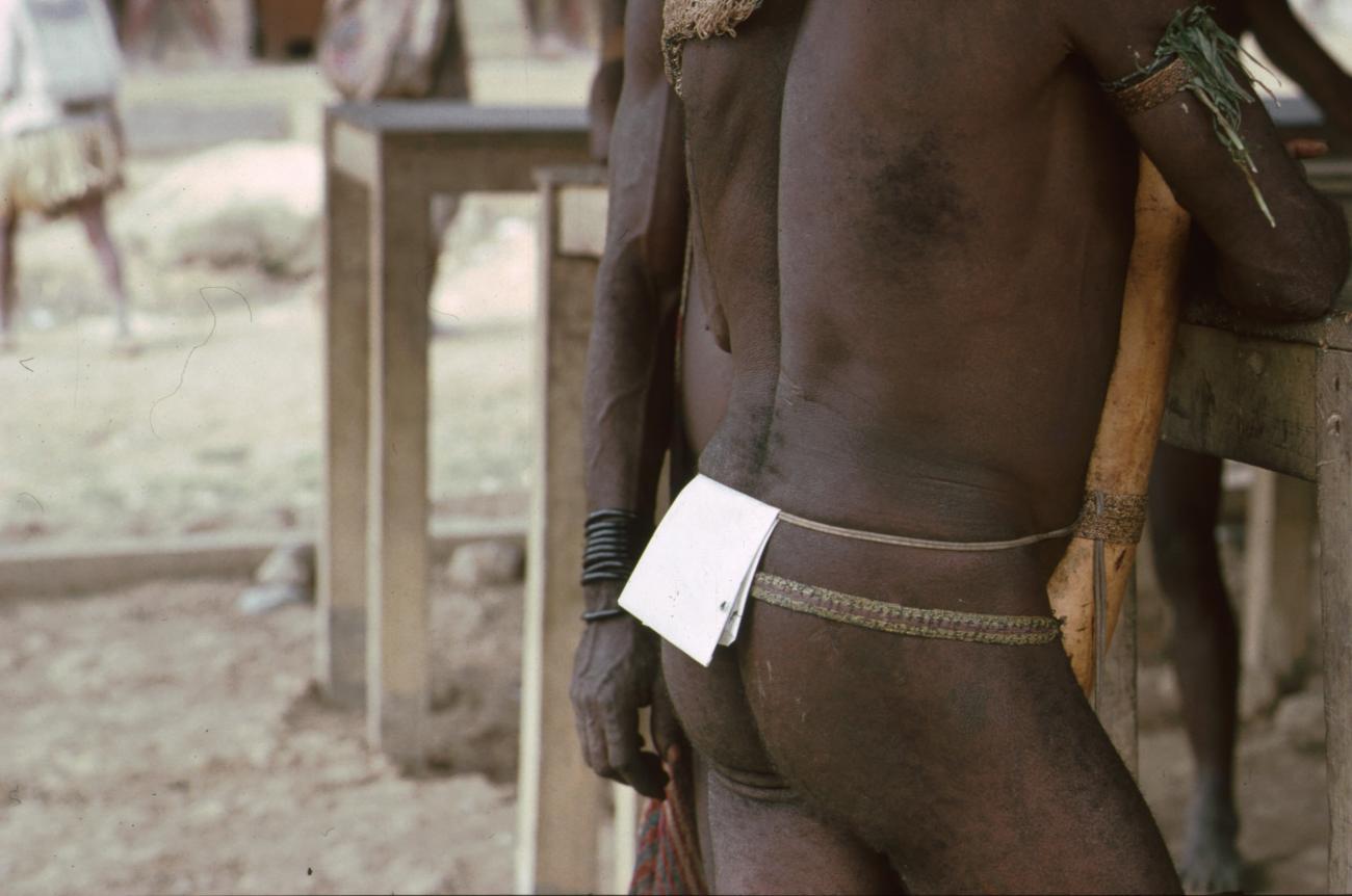 BD/166/72 - 
Papuaman met aan zijn gordel een briefje
