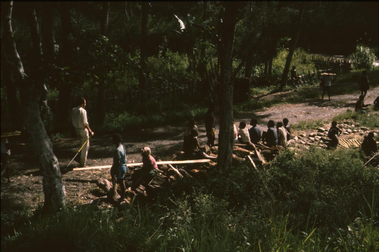 BD/166/91 - 
Groep mannen rust in het bos
