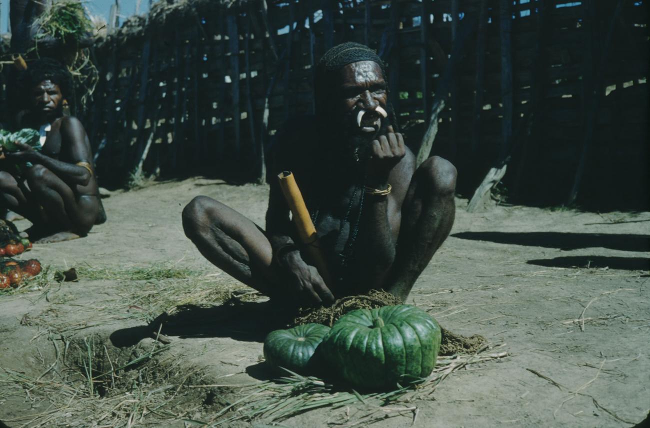 BD/209/1036 - 
Papoea op voedselmarkt

