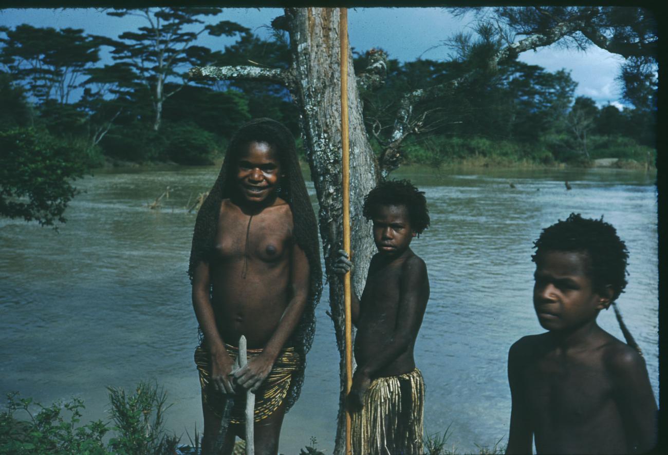 BD/209/1145 - 
Kinderen aan de rivier
