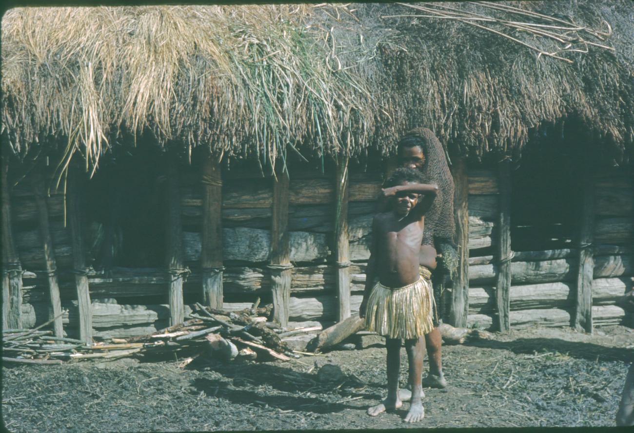BD/209/1146 - 
Twee Papoea&#039;s voor de woning
