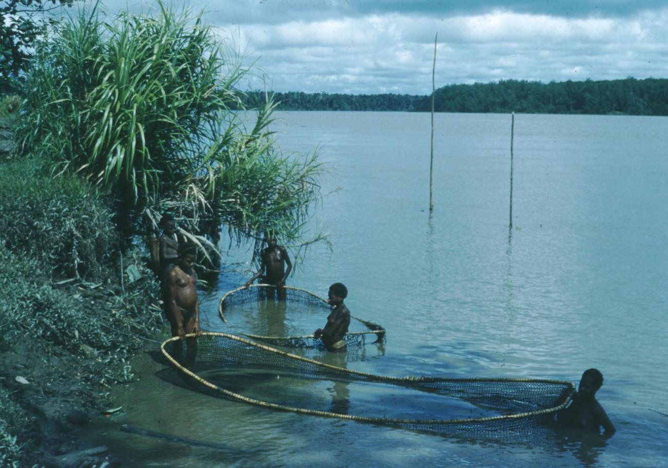 BD/209/2061 - 
Vissende vrouwen aan de rivieroever
