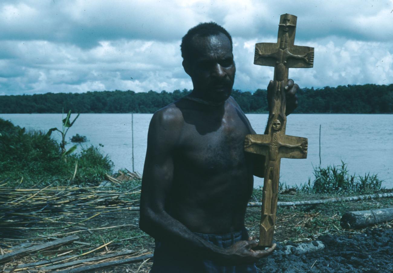BD/209/2071 - 
Man met gesneden houten kruis
