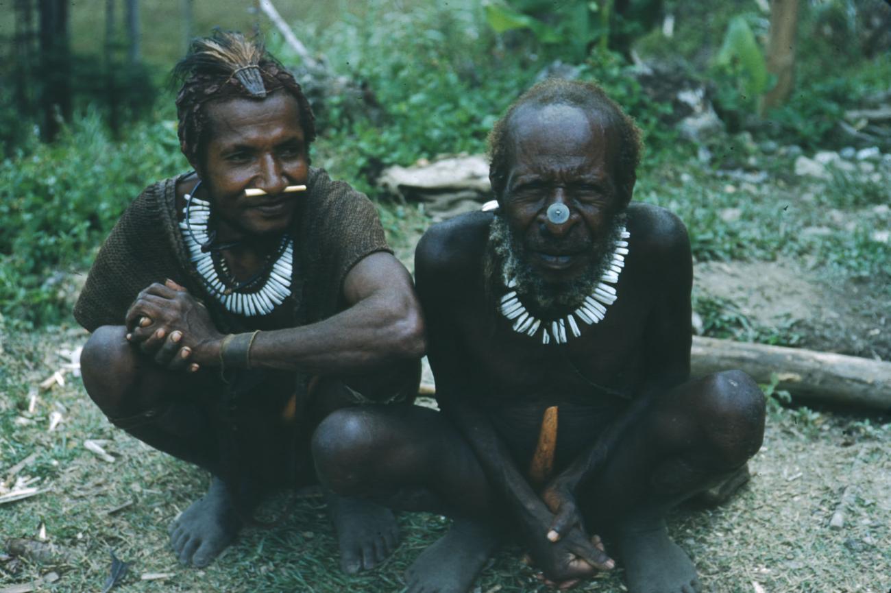 BD/209/2117 - 
Twee zittende Papoea-mannen
