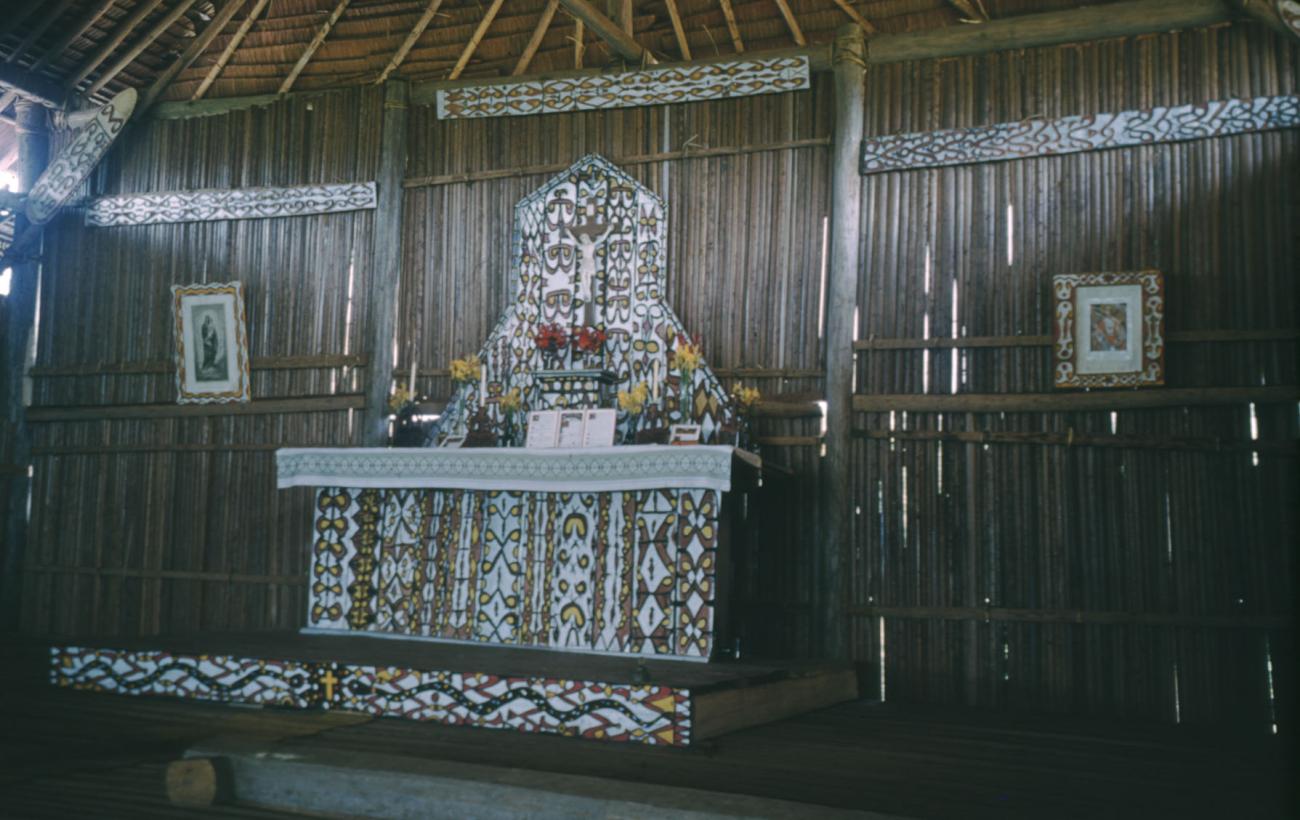 BD/209/3095 - 
Altaar in Katholieke kerk in Mappi-gebied
