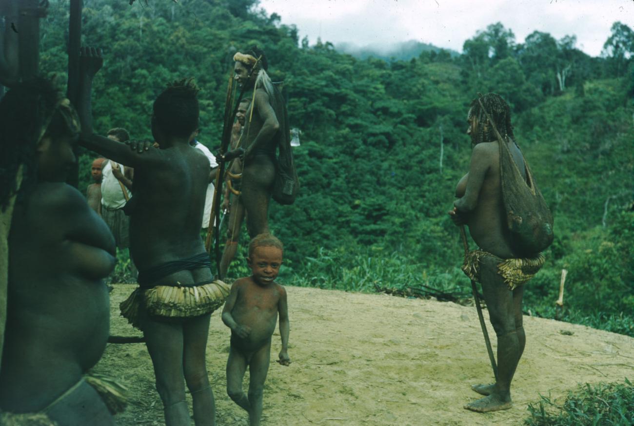 BD/209/3142 - 
Papoea- vrouwen, mannen en kinderen
