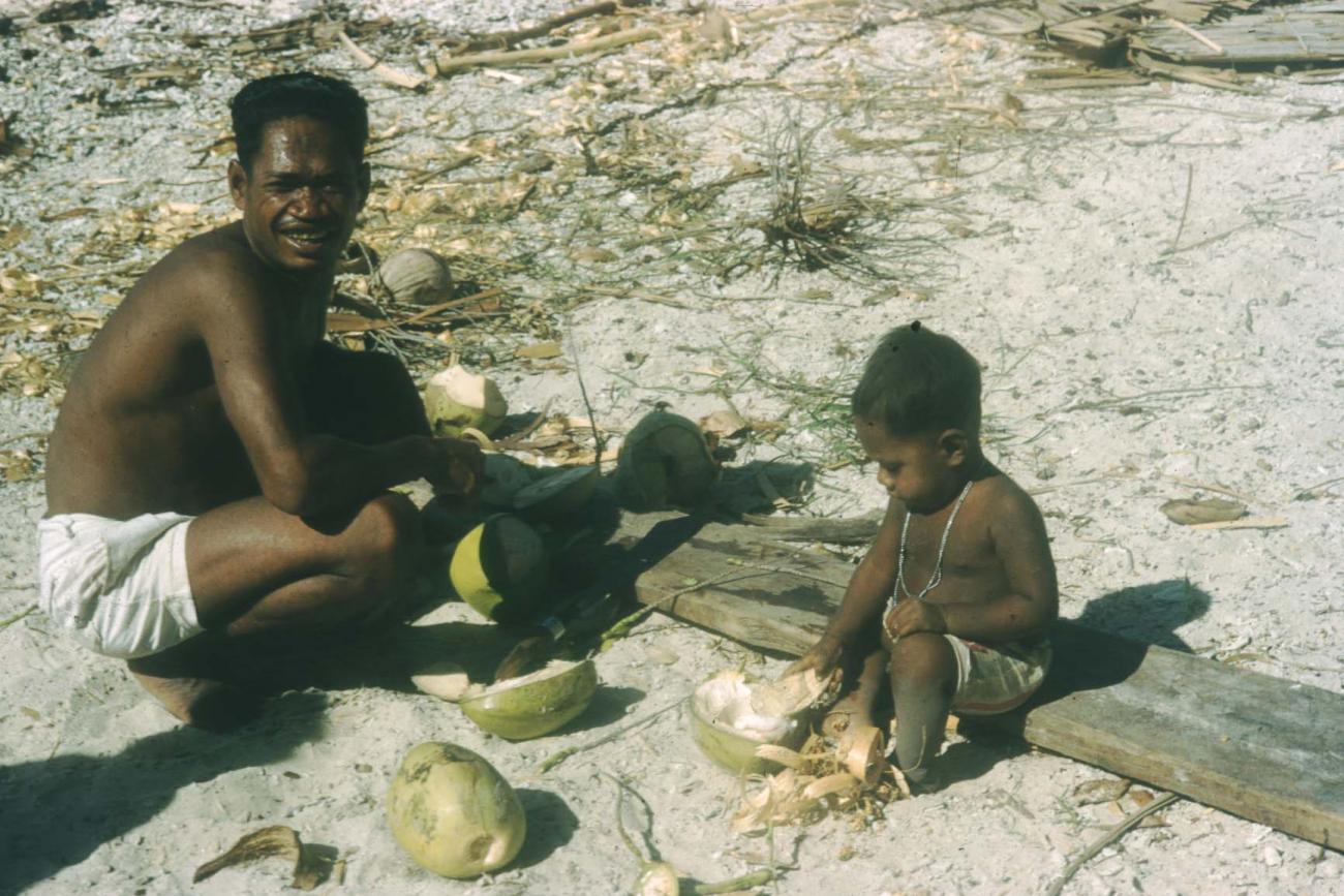 BD/209/7002 - 
Papoea met zijn zoon
