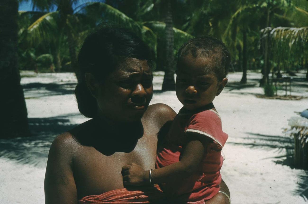 BD/209/7003 - 
Papoea-vrouw met kind 
