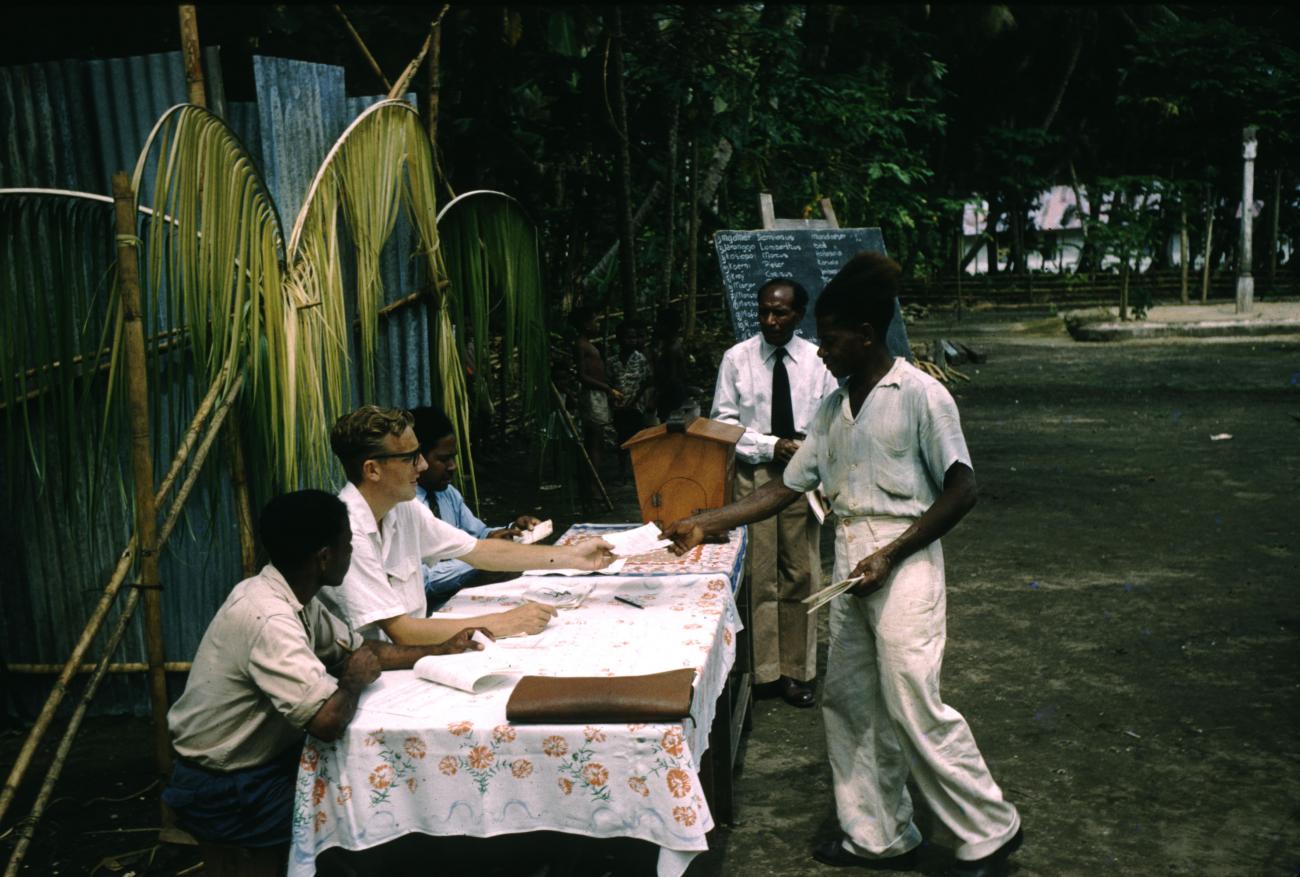 BD/209/7111 - 
Verkiezingen Nieuw Guinea Raad
