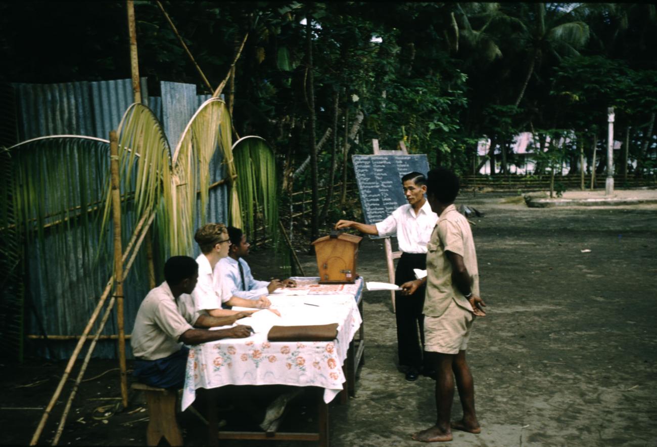 BD/209/7112 - 
Verkiezingen Nieuw Guinea Raad
