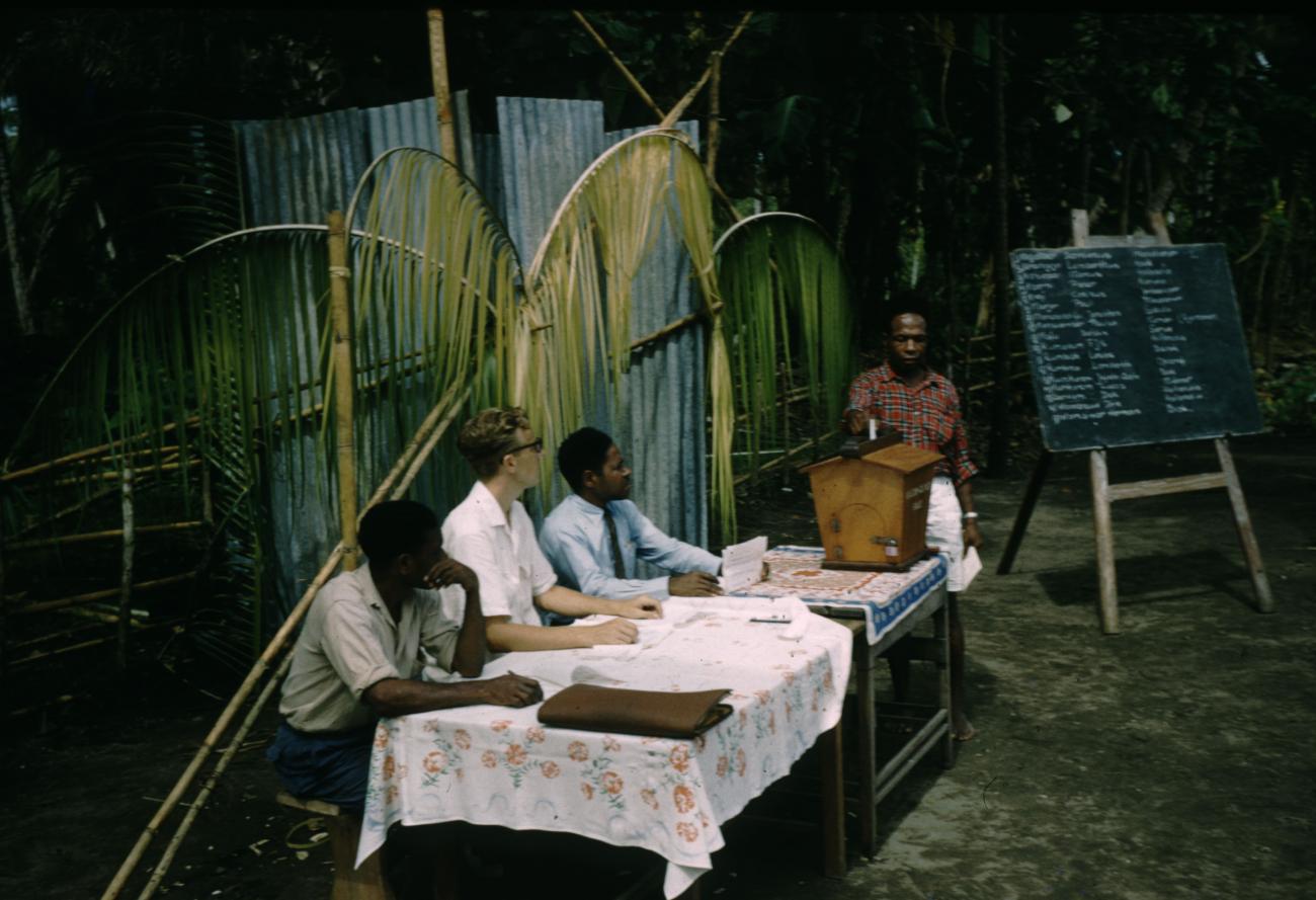 BD/209/7113 - 
Verkiezingen Nieuw Guinea Raad
