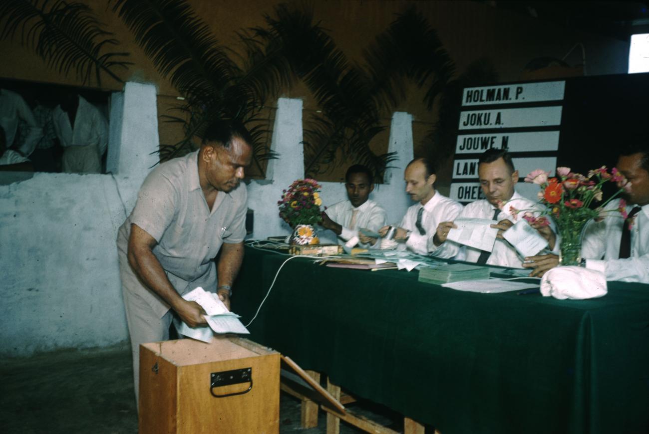 BD/209/7127 - 
Verkiezingen Nieuw Guinea Raad
