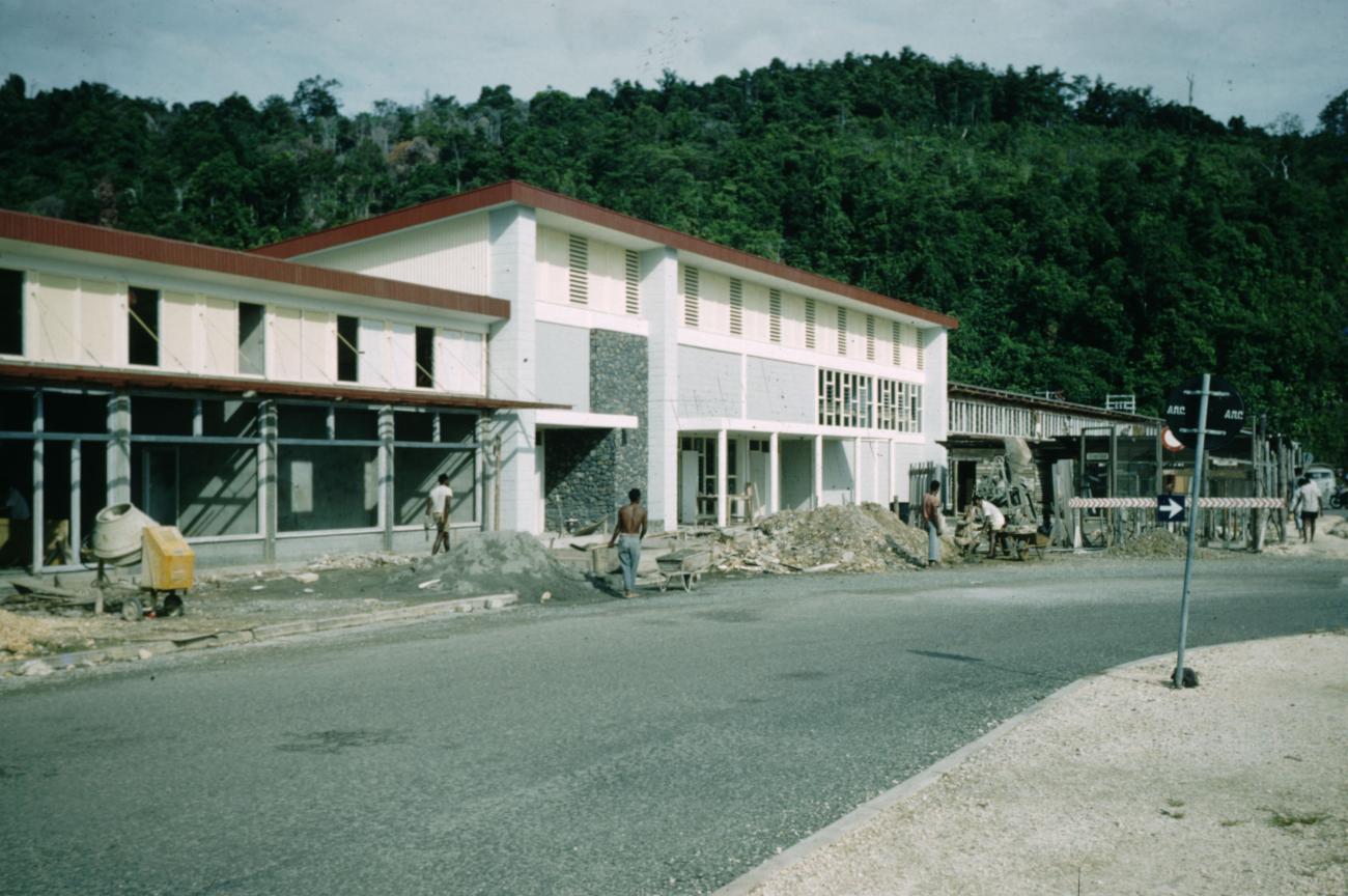BD/209/7133 - 
Tijdelijk gebouw Nieuw Guinea Raad
