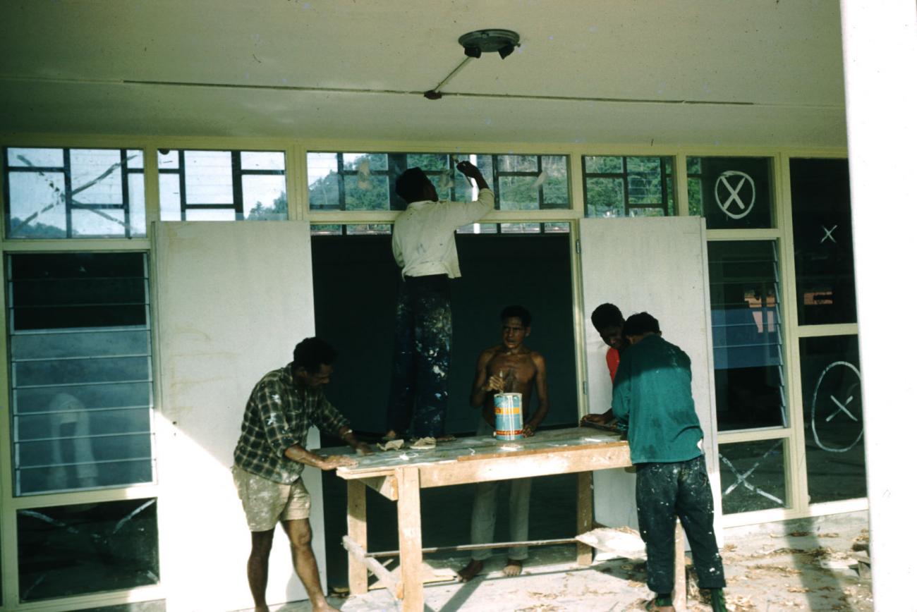 BD/209/7136 - 
Tijdelijk gebouw Nieuw Guinea Raad
