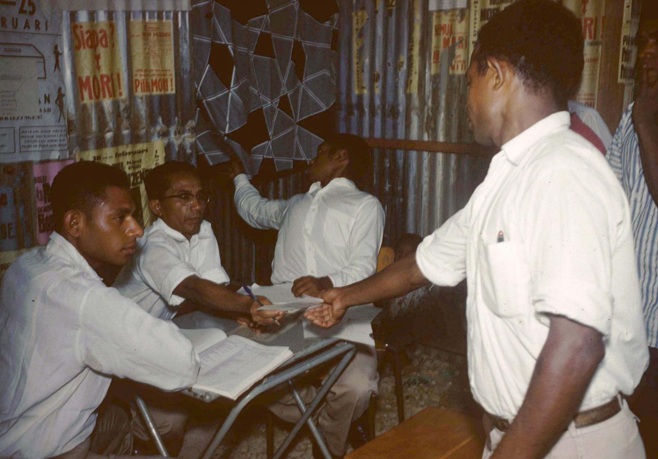 BD/209/8005 - 
Verkiezingen Nieuw Guinea Raad
