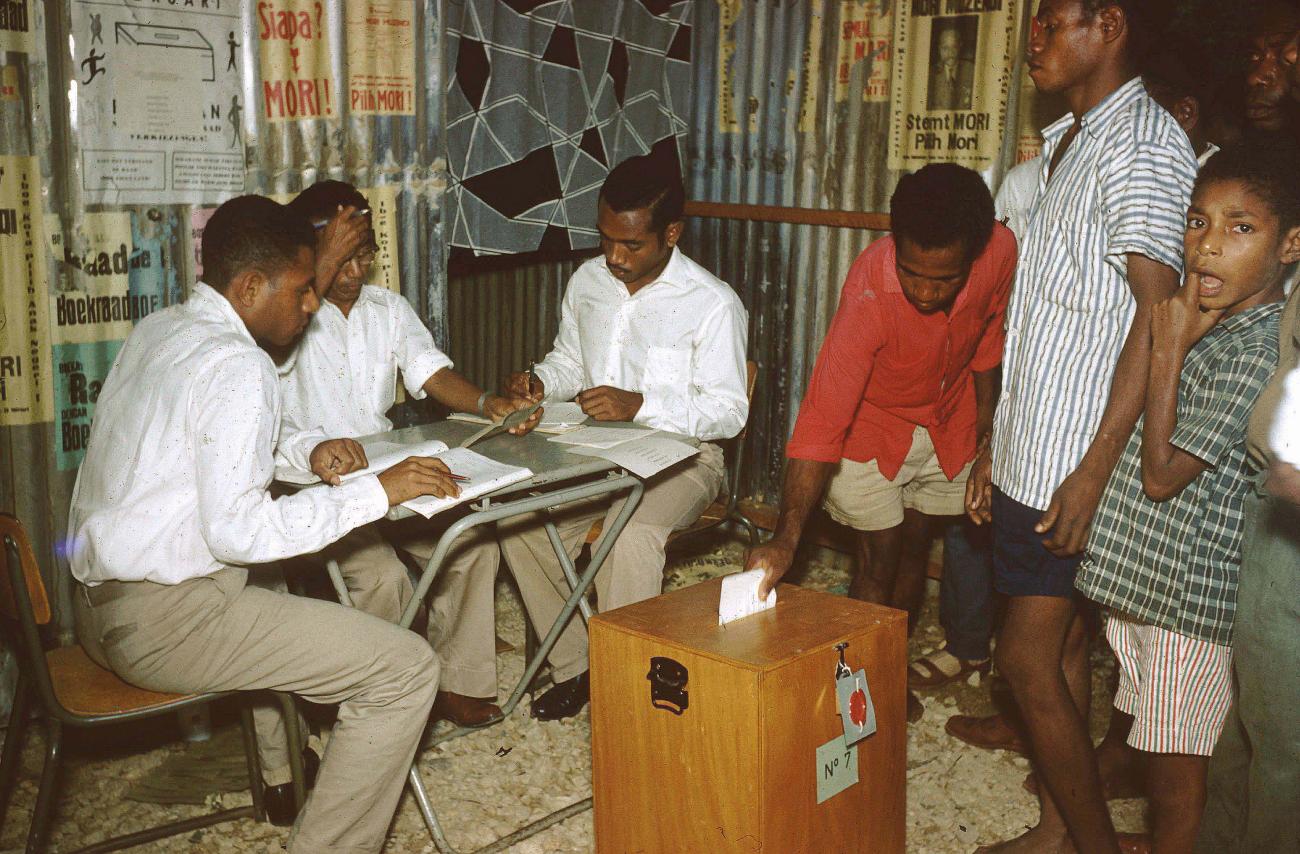 BD/209/8007 - 
Verkiezingen Nieuw Guinea Raad

