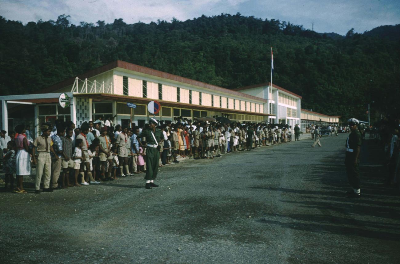 BD/209/8043 - 
Verkiezingen Nieuw Guinea Raad
