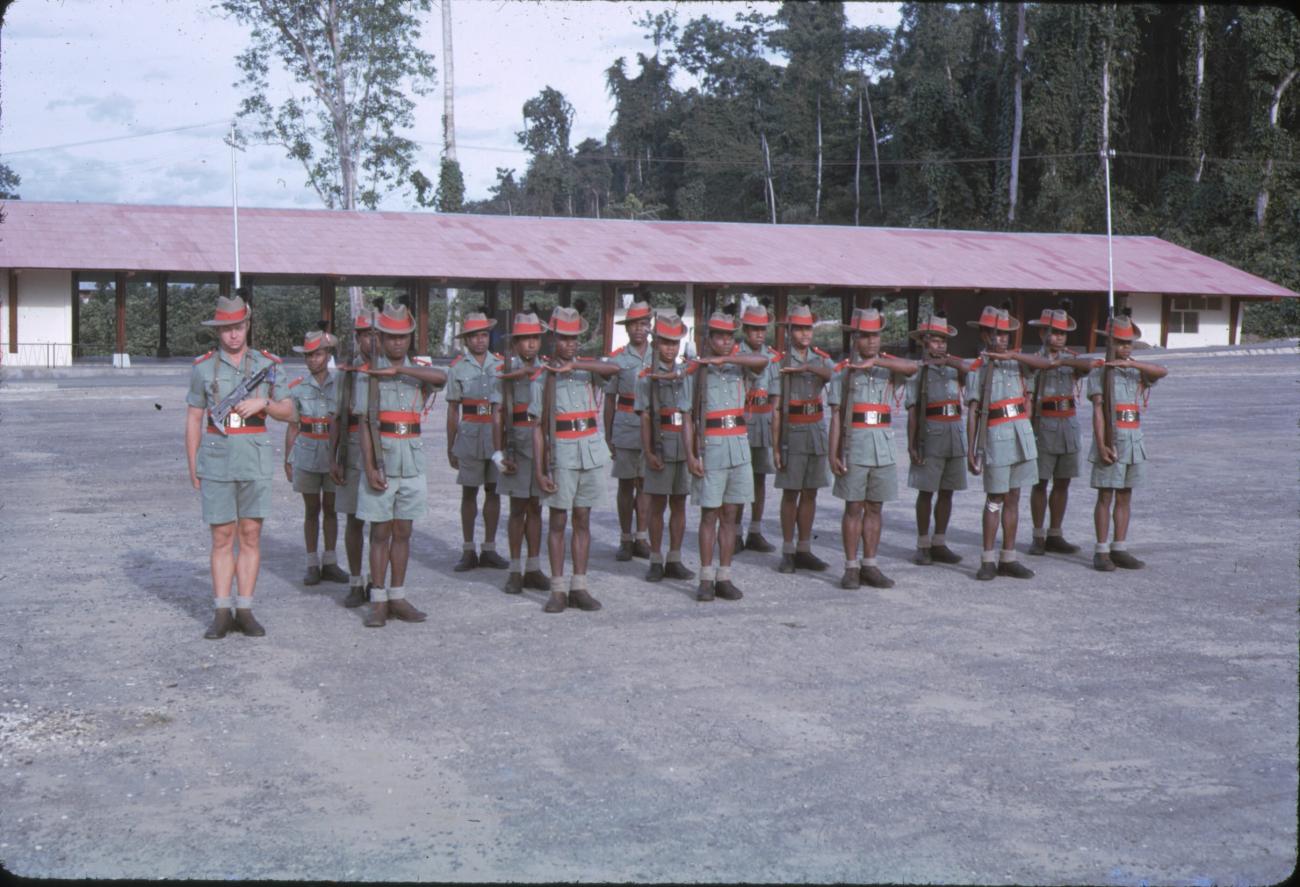 BD/209/9114 - 
Opleidingskamp Papoea Vrijwilligers Korps te Manokwari
