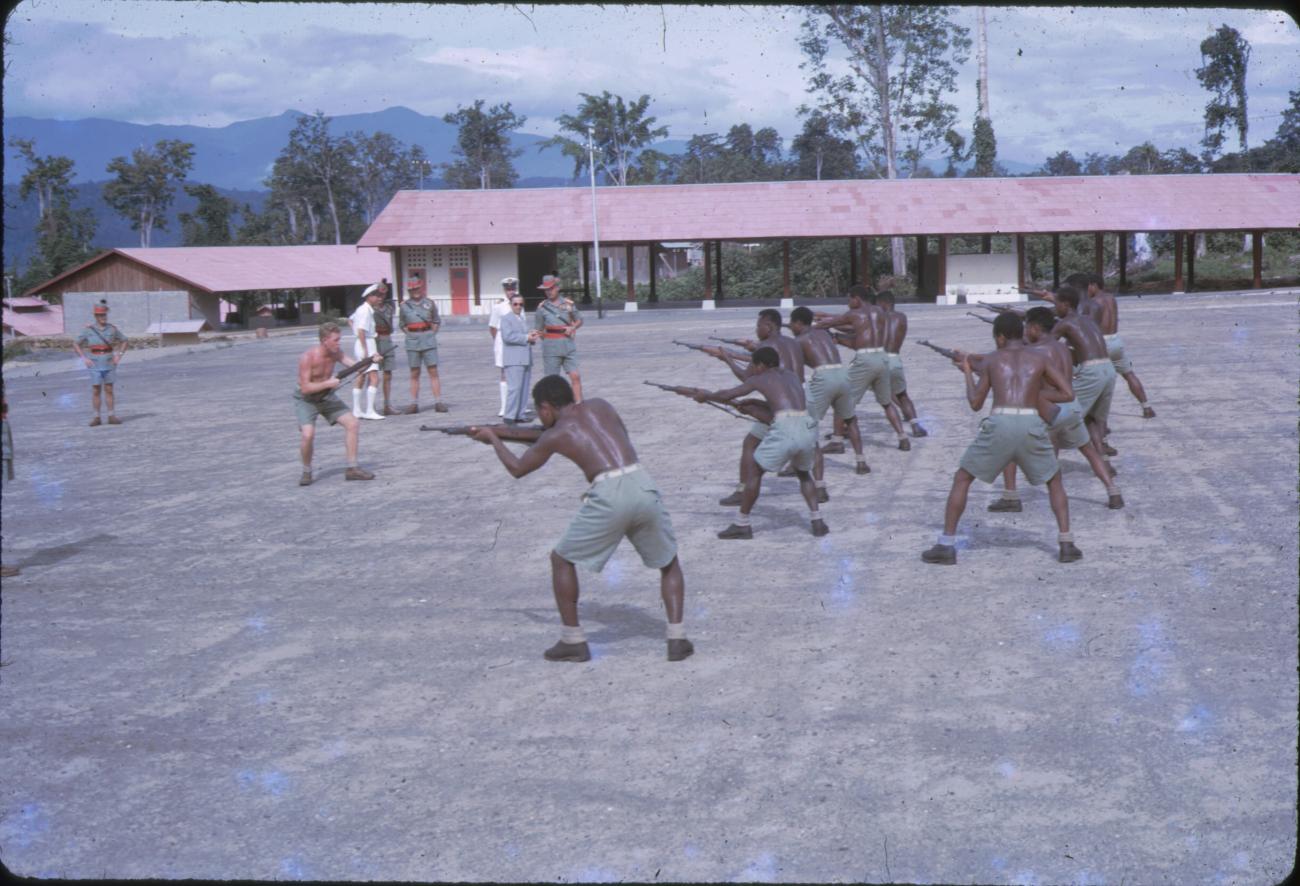 BD/209/9131 - 
Opleidingskamp Papoea Vrijwilligers Korps te Manokwari
