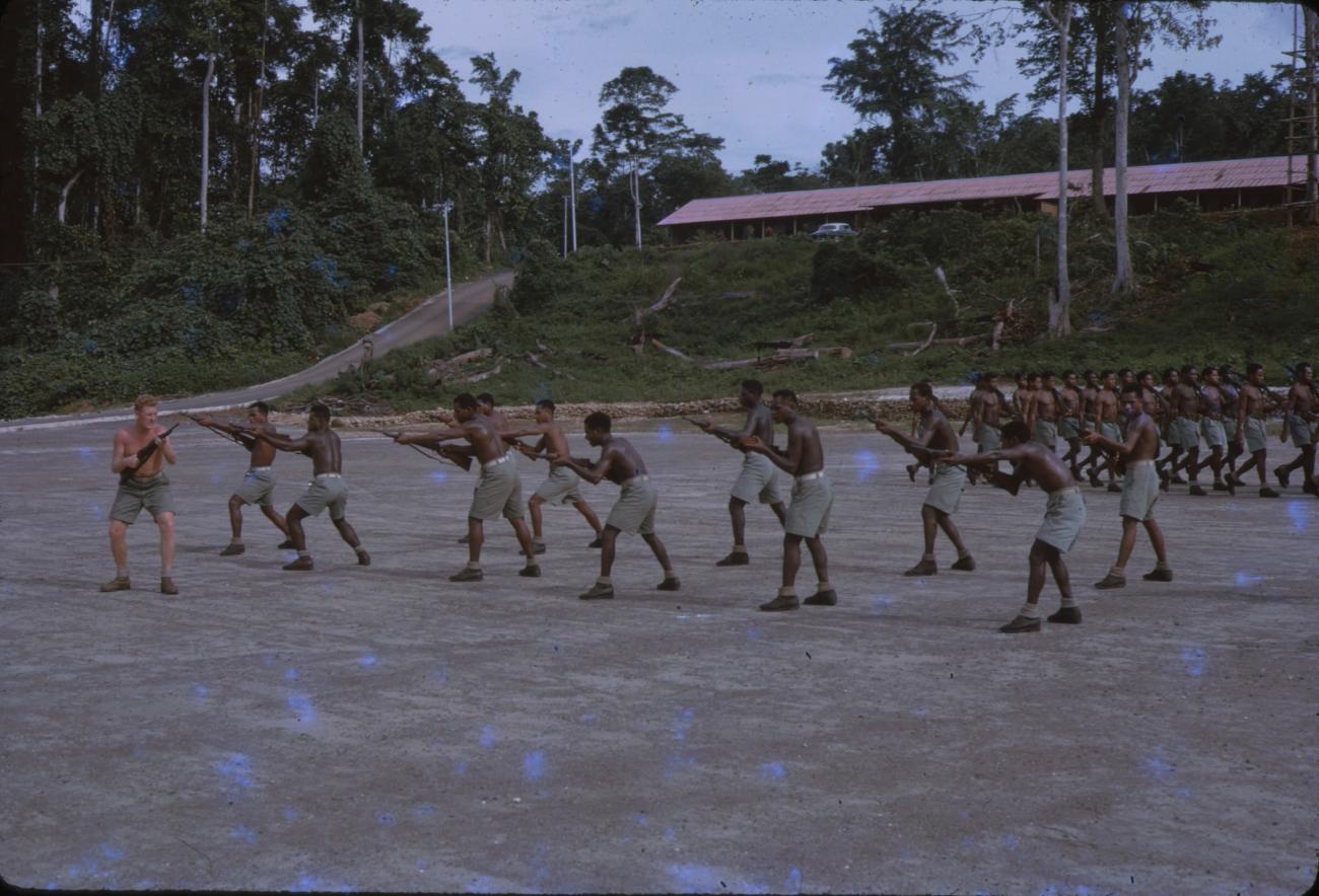 BD/209/9132 - 
Opleidingskamp Papoea Vrijwilligers Korps te Manokwari
