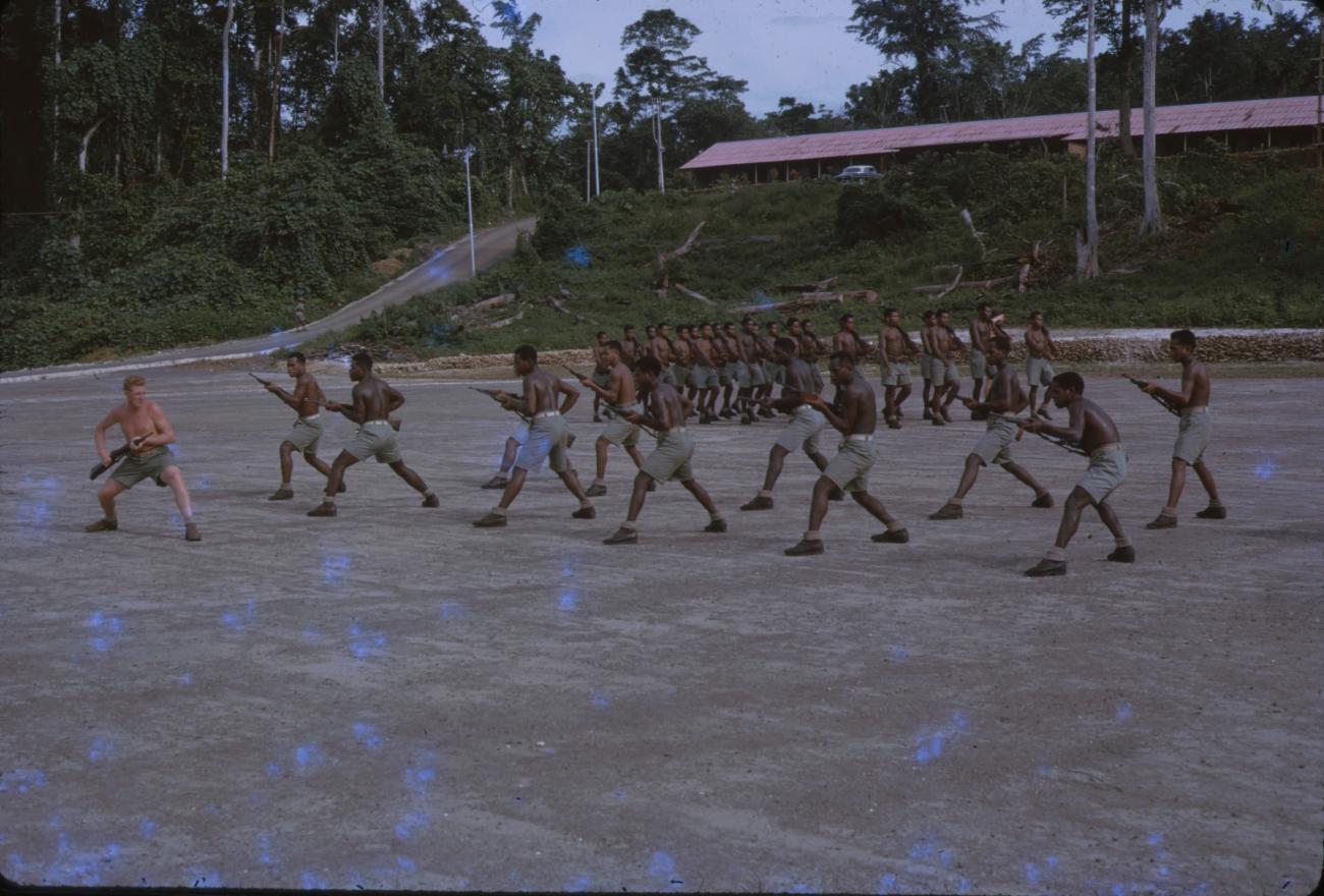 BD/209/9133 - 
Opleidingskamp Papoea Vrijwilligers Korps te Manokwari
