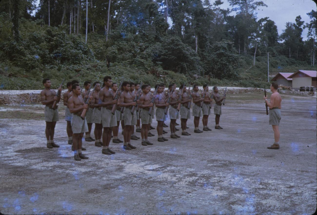 BD/209/9135 - 
Opleidingskamp Papoea Vrijwilligers Korps te Manokwari
