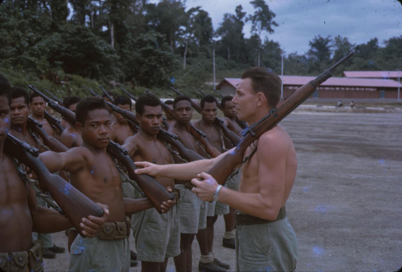 BD/209/9136 - 
Opleidingskamp Papoea Vrijwilligers Korps te Manokwari
