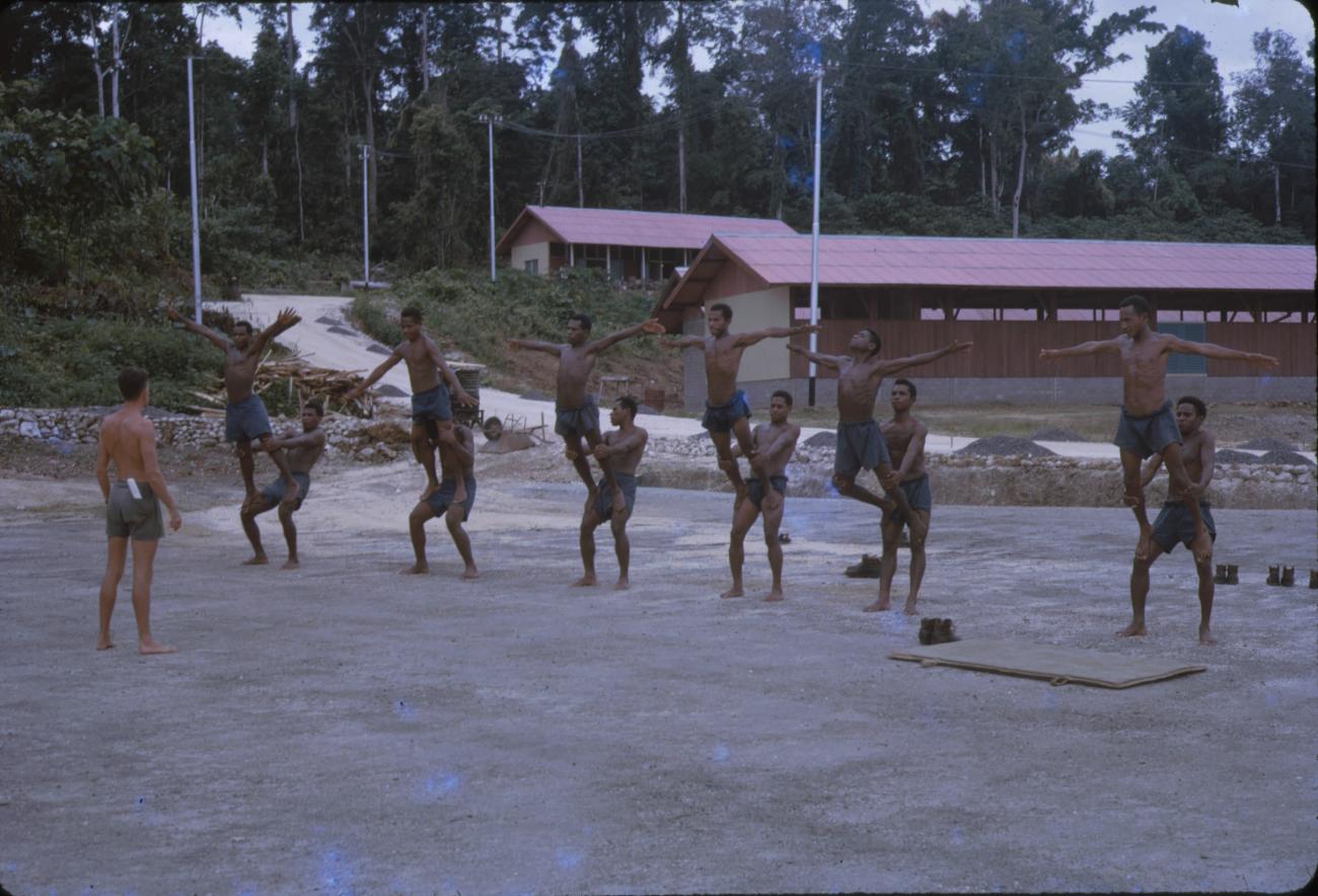 BD/209/9137 - 
Opleidingskamp Papoea Vrijwilligers Korps te Manokwari
