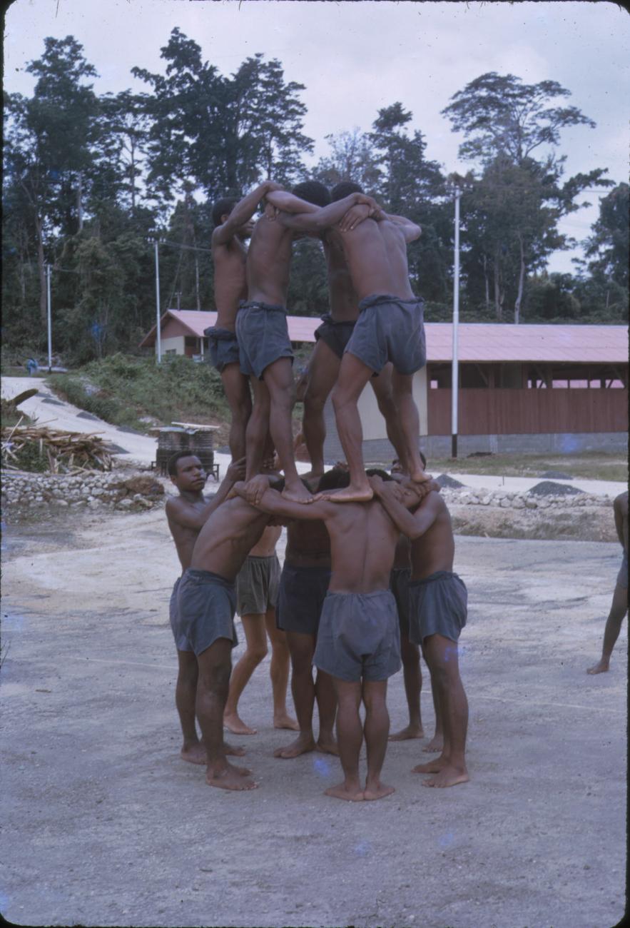 BD/209/9138 - 
Opleidingskamp Papoea Vrijwilligers Korps te Manokwari
