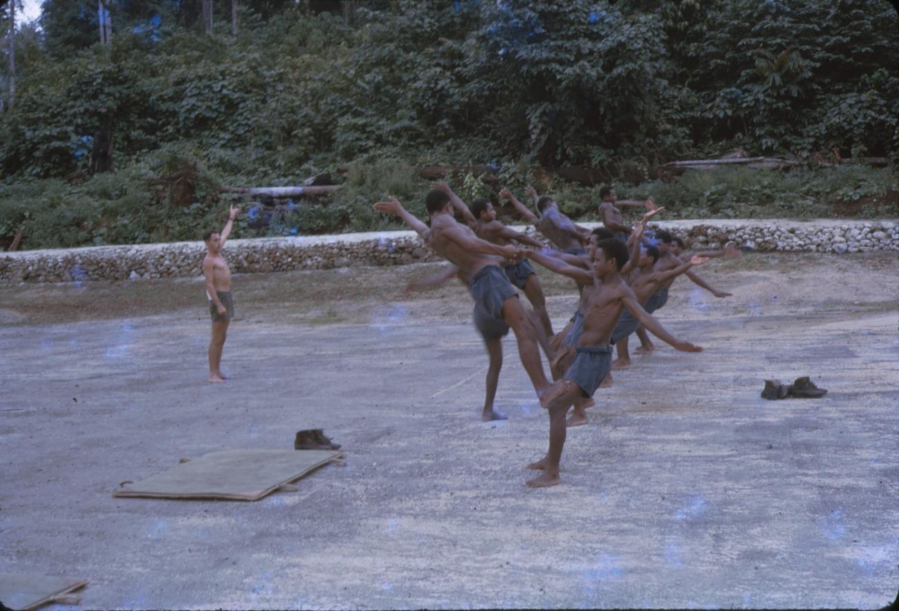 BD/209/9139 - 
Opleidingskamp Papoea Vrijwilligers Korps te Manokwari
