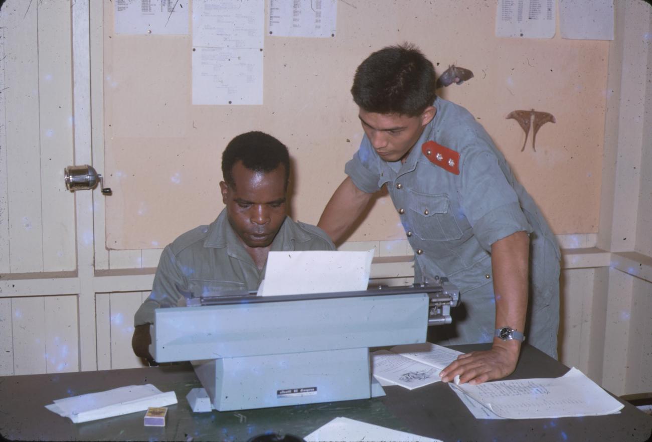 BD/209/9166 - 
Opleidingskamp Papoea Vrijwilligers Korps te Manokwari
