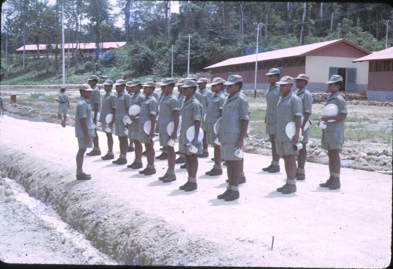 BD/209/9174 - 
Opleidingskamp Papoea Vrijwilligers Korps te Manokwari
