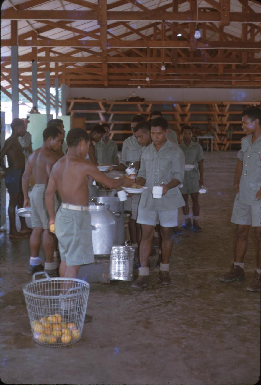 BD/209/9176 - 
Opleidingskamp Papoea Vrijwilligers Korps te Manokwari

