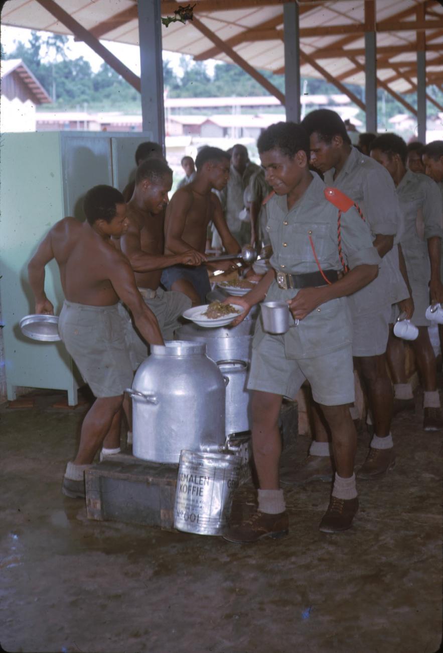 BD/209/9178 - 
Opleidingskamp Papoea Vrijwilligers Korps te Manokwari
