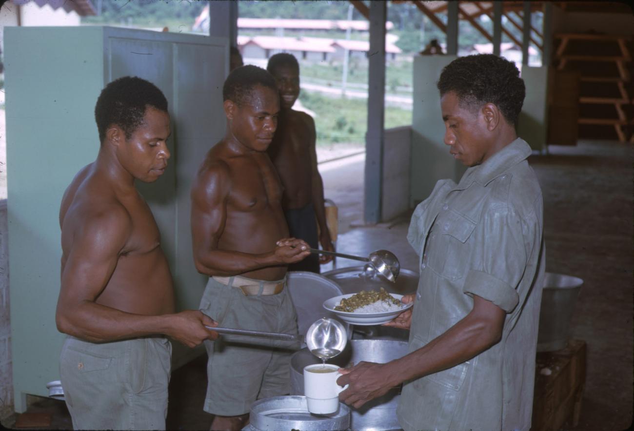 BD/209/9179 - 
Opleidingskamp Papoea Vrijwilligers Korps te Manokwari

