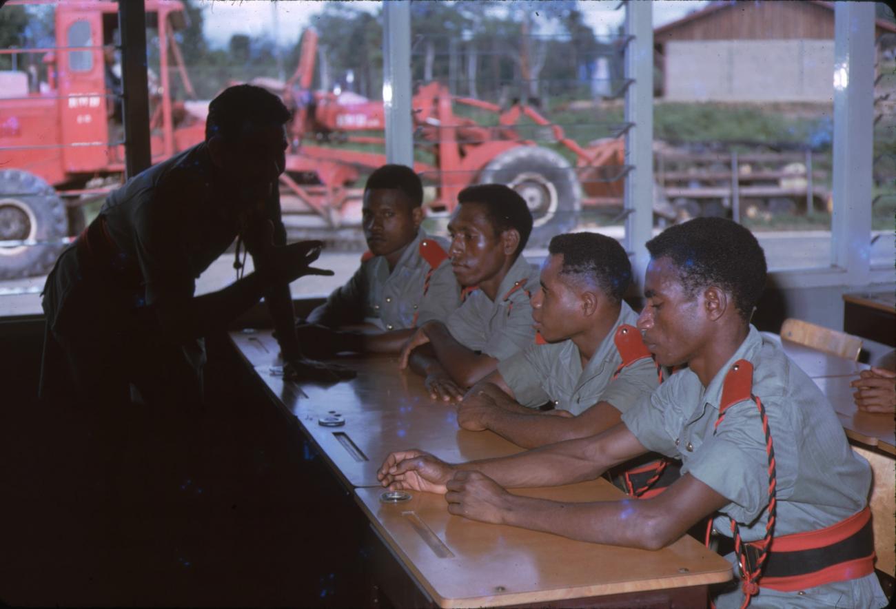 BD/209/9205 - 
Opleidingskamp Papoea Vrijwilligers Korps te Manokwari

