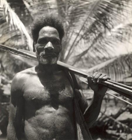 BD/245/12 - 
Portret: Papua-man met bundel speren of pijlen.
