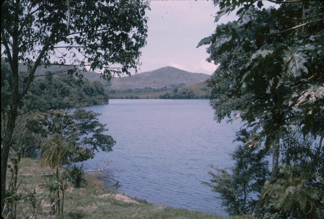 BD/288/30 - 
Landschap, baai met berg op achtergrond

