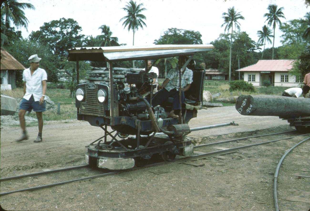 BD/288/106 - 
Locomotief gemaakt van een landrover rijdt over rails

