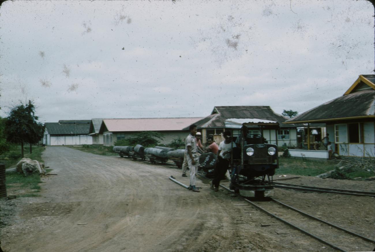 BD/288/108 - 
Locomotief met op de achtergrond huis van familie Sesink-Clee
