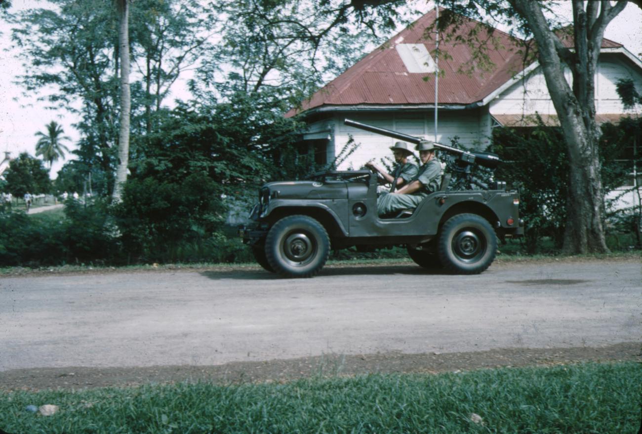 BD/288/130 - 
Taptoe, militairen in jeep
