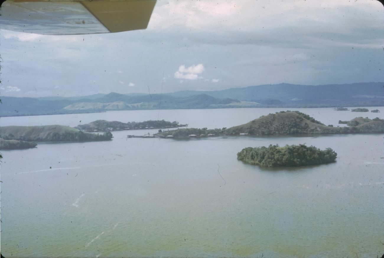 BD/288/146 - 
Luchtfoto baai met eilanden
