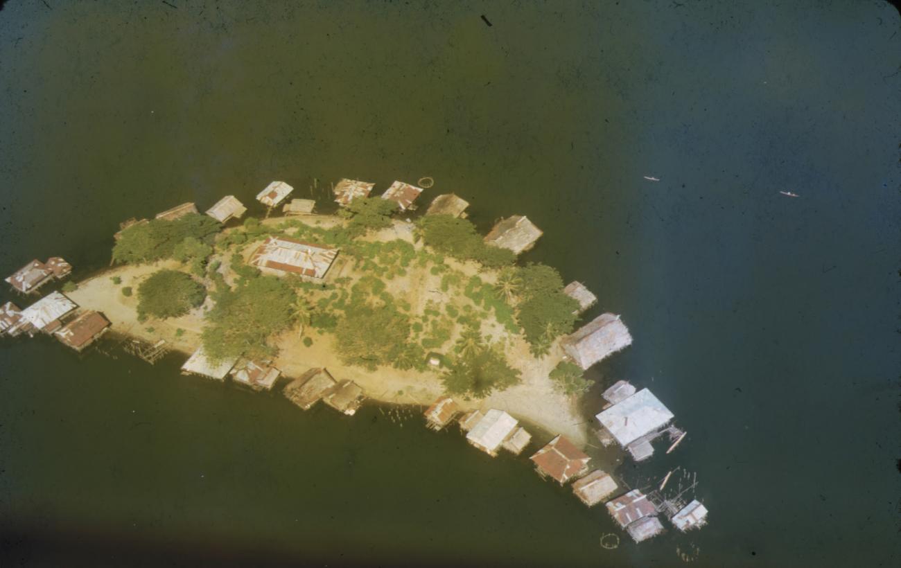 BD/288/148 - 
Luchtfoto eilandje met paalwoningen
