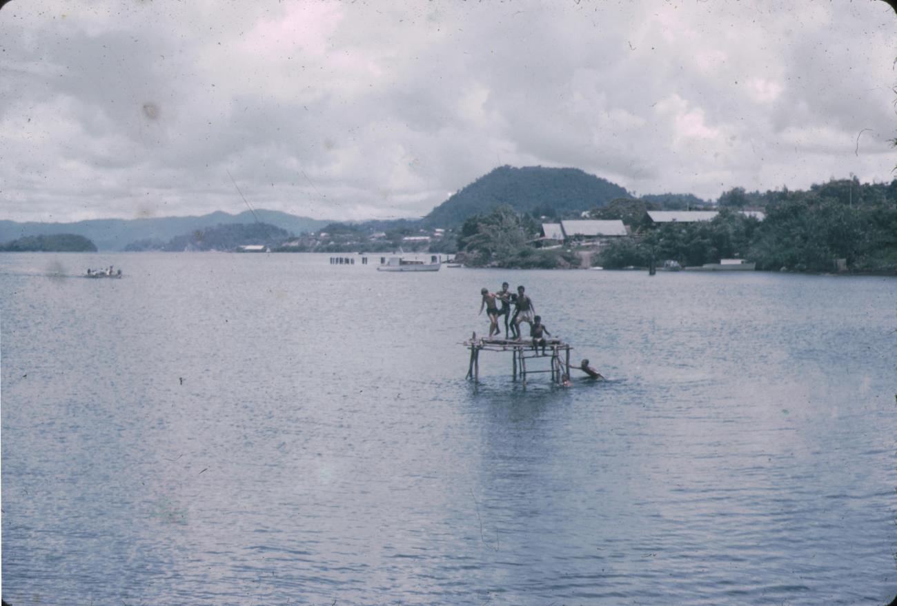 BD/288/153 - 
Kinderen spelen op platform in de baai
